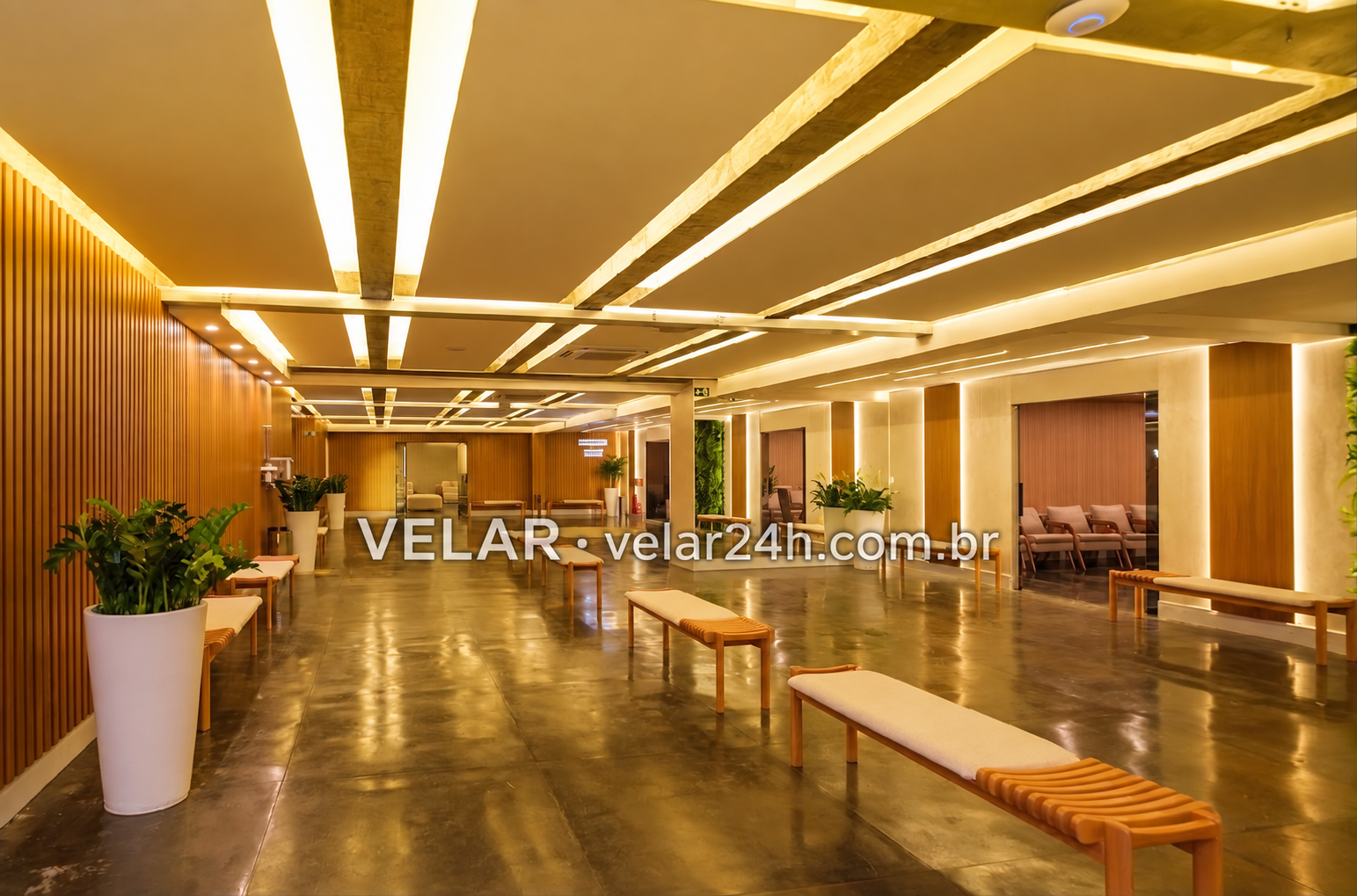 Interior do cerimonial do Crematório Vila Alpina, com bancos e acesso às salas